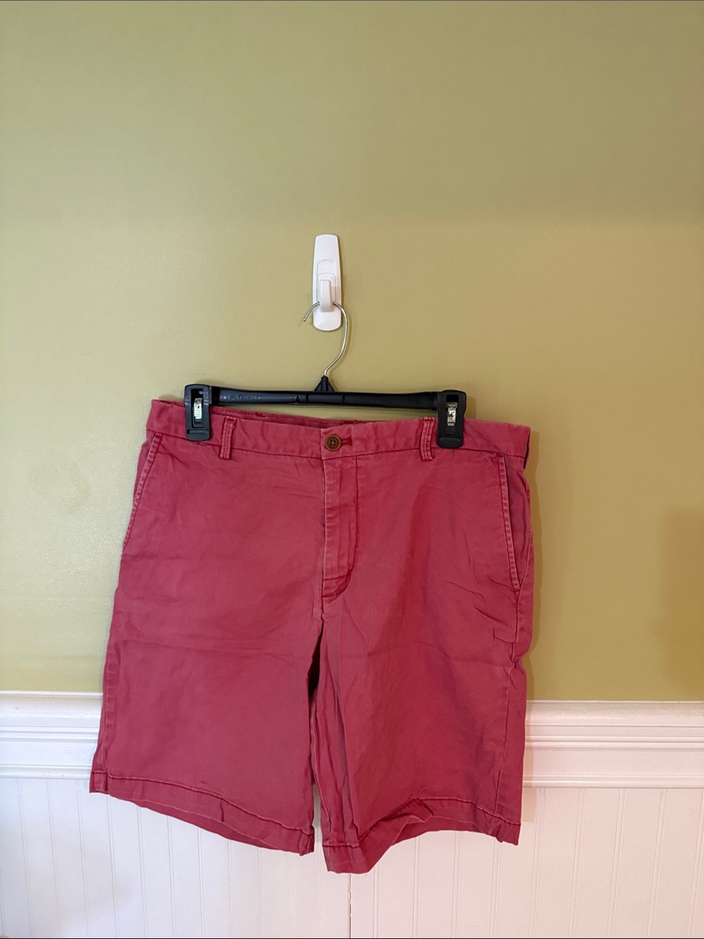 Izod Men's Size 32W Coral-Red Flat Front Shorts